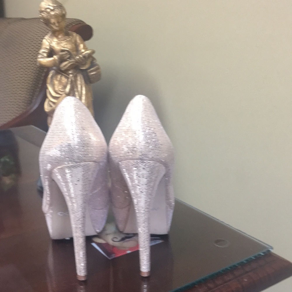 Aldo pump glitter leather interior. - Picture 3 of 6